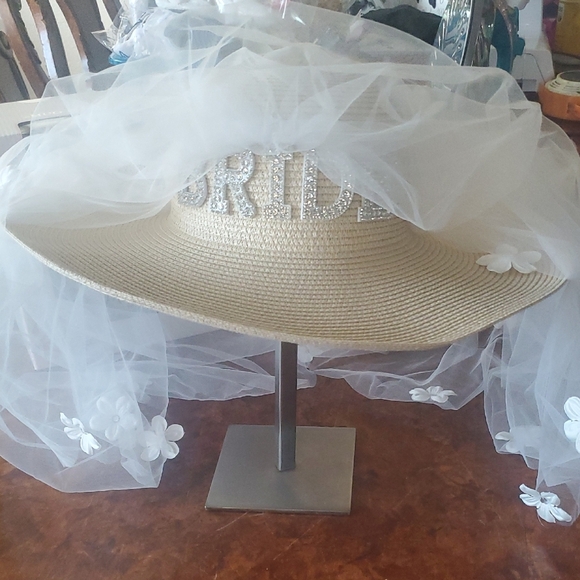 Elegant Bridal Wide-Brim Hat with Floral Veil - Picture 2 of 8